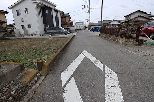 北側接面道路を含む現地写真