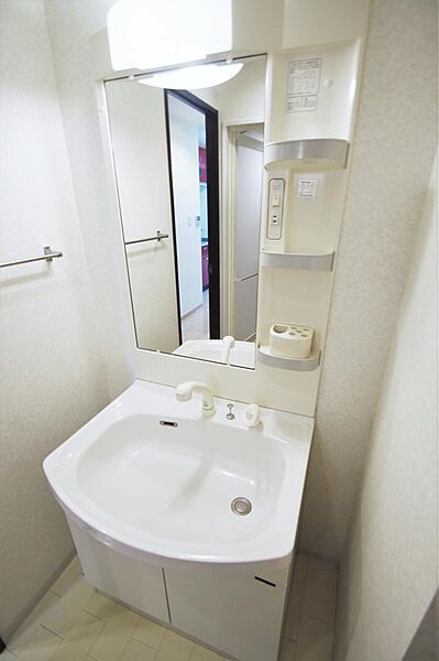 画像16:忙しい朝に便利なシャワー付洗面化粧台があります。