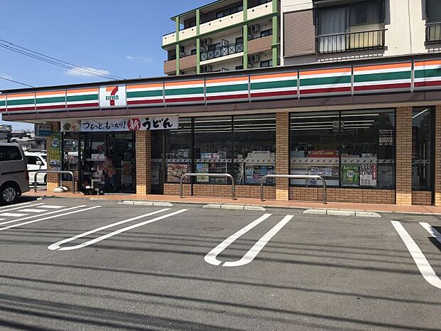 セブンイレブン熊本硯川町店まで約260ｍ 　24時間営業 　駐車場が広く出入りしやすいです。