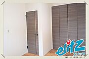 【2階　洋室　5.5帖】各居室には、1間分の収納を備えているので、プライベートの荷物もバッチリ片付けられます。