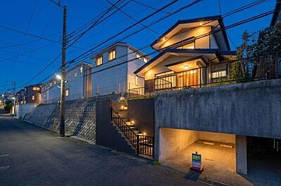 外観:画像をAI処理し夜景風景にしています。一部照明を配置した画像にしている為、実際に配置される場合はオプションで有料となります。 外観:画像をAI処理し夜景風景にしています。一部照明を配置した画像にしている為、実際に配置される場合はオプションで有料となります。