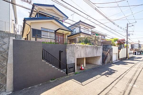 「街並みに溶け込むシンプルなデザイン」飽きのこないシンプルなデザイン。一生のマイホームだからずっとここで暮らしたい。家族の人生とともにあるマイホーム。