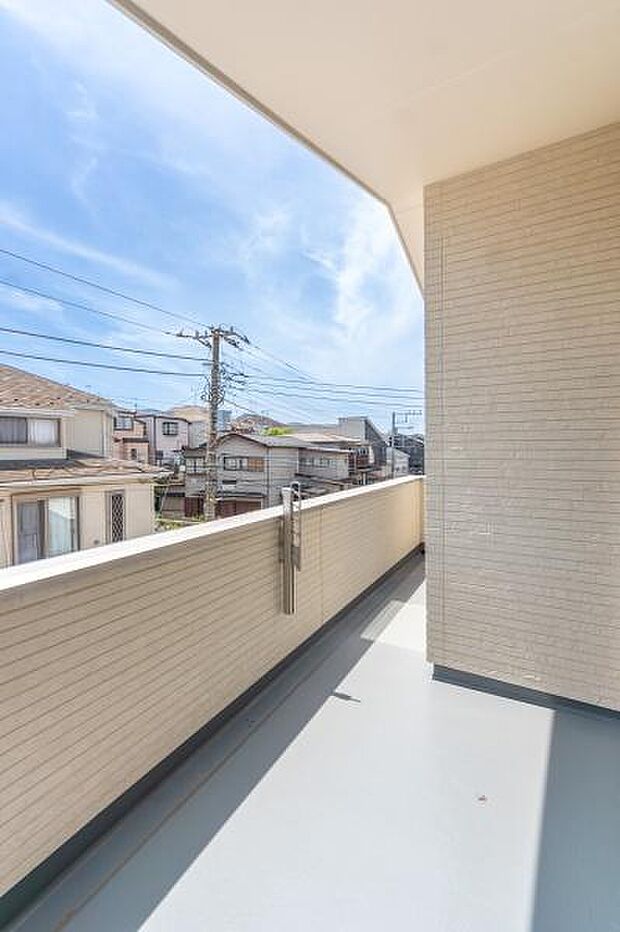 「広いインナーバルコニー」陽ざしがたっぷり降り注ぐ、広々としたバルコニー付き住まい。