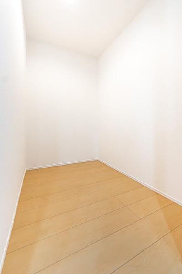 「WIC]大容量のウォークインクローゼット。季節の衣類や思い出の品もスッキリ収まり、お部屋の広さを有効に活用できます。
