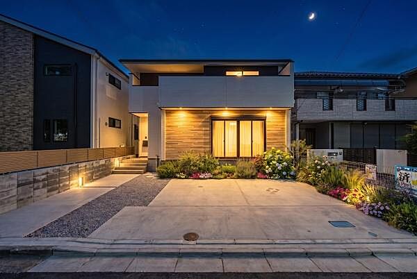 誇りを感じる美しい外観で、毎日を心地よくスタート。（一部画像をAI処理し間接照明や植栽を配置した画像の為、実際に配置される場合はオプションとなり有料となります）