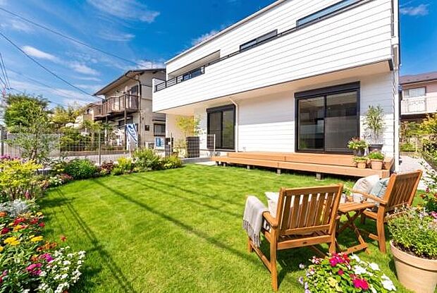 「威風堂々とした素敵な佇まい」※画像の芝生、植栽、家具等はAIによる画像で実際には配置されておらず、価格にも含まれておりません。ウッドデッキは標準装備されており価格に含まれております。
