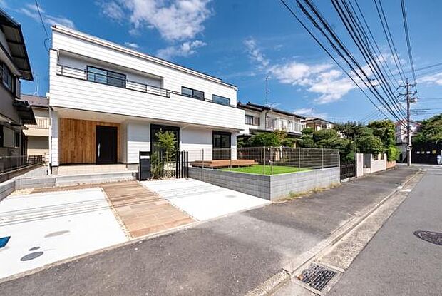 青空に美しく映えるスタイリッシュな外観。穏やかな住環境で新しい生活を始めませんか。