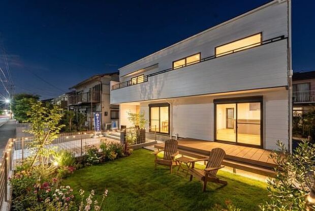 「美しいデザイン。惚れ惚れするデザイン」※画像の芝生、植栽、家具等はAIによる画像で実際には配置されておらず価格にも含まれておりません。ウッドデッキは標準装備されており価格に含まれております。