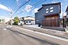 その他：「木の温もりと黒の静寂が、暮らしを整える。」カースペース並列2台、広々お庭付。