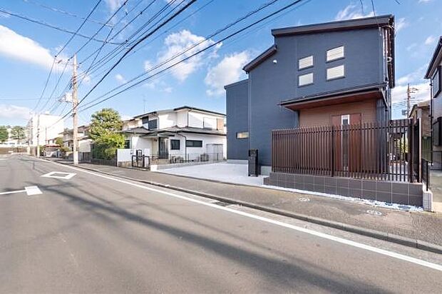 「木の温もりと黒の静寂が、暮らしを整える。」カースペース並列2台、広々お庭付。