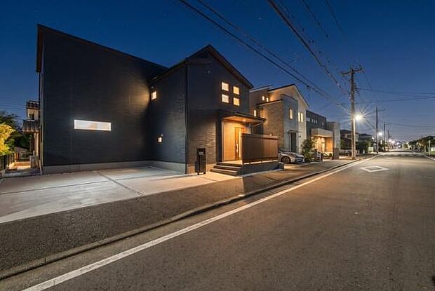 落ち着いた色合いのモダンな外観。前面にはお車の出し入れがしやすい、ゆとりある平坦なカースペースを備えています。