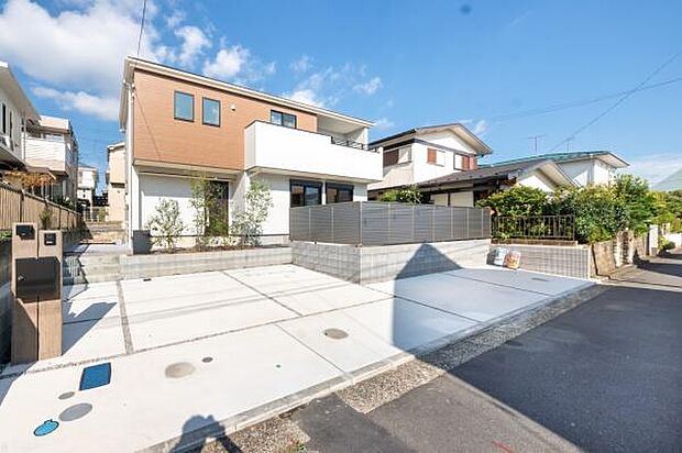 青空に美しく映えるスタイリッシュな外観。穏やかな住環境で新しい生活を始めませんか。
