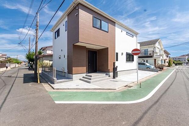 角地に映えるスタイリッシュな外観。前面にはお車の出し入れもしやすい、広々とした並列駐車スペースを確保しています。