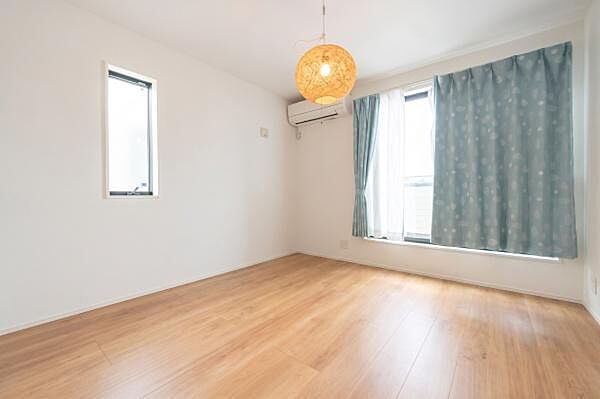 「自分の部屋ができた！」そんなお子様の喜ぶ顔が目に浮かぶようです。※AIにより実際に置いてある家具、家電等を消しております。