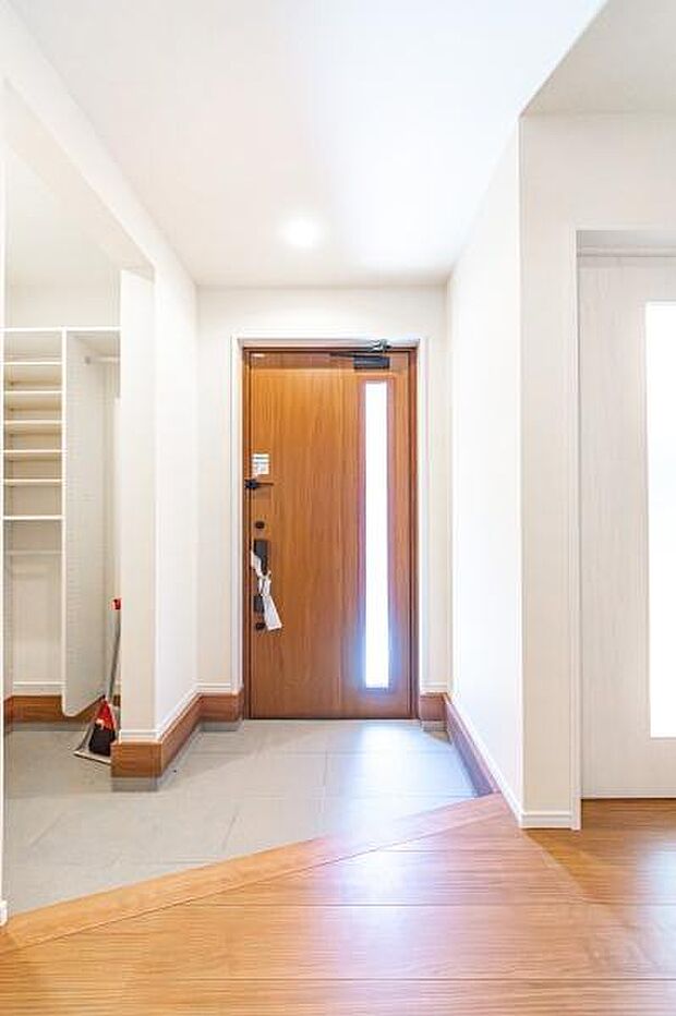 「おかえりなさい」を優しく迎える、明るく上質な玄関。家に帰るのが毎日楽しみになる、我が家の自慢の顔となる空間です。