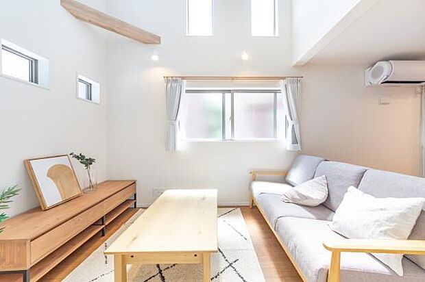 大きな窓から差し込む光が、家族の時間を彩ります。みんなが自然体でリラックスできる、心地よい寛ぎの空間。