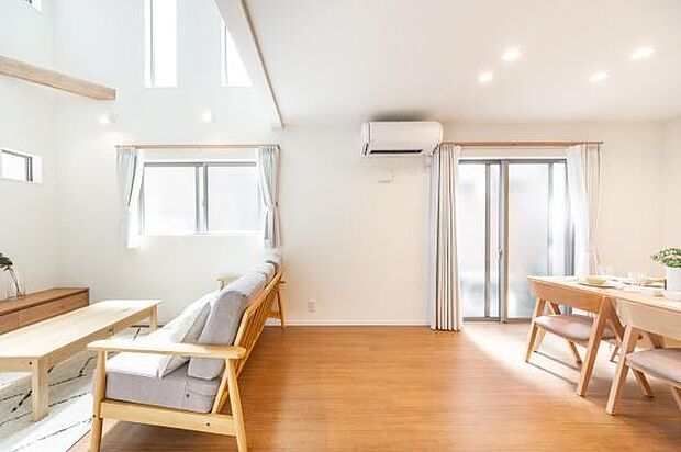 「上質な空間を」開放感と日当たりの良さに恵まれたリビング空間。上質な光は身体だけでなく心も温めてくれる。圧迫感のない空間を是非、ご堪能下さい。