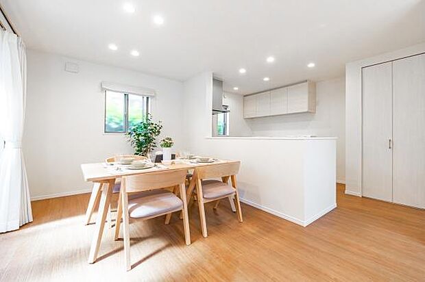 「さし込む光り」ダイニングは明るく。この光が家族とリビング、ダイニングを照らします。