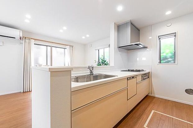 「全体を見渡せる安心感」家族の会話が弾む奥様に人気の高いカウンターキッチン、料理しながらお子様の様子の確認ができ移動しやすい広いキッチンスペースです。