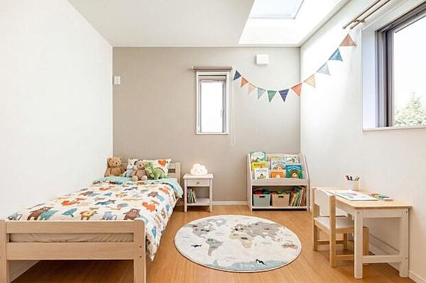 光と風が通り抜ける明るい洋室。大きな窓からは街並みを望むことができ、子供部屋や趣味の部屋としても最適です。(本画像はCGにて家具等を配置しております。実際に家具等はおかれておりません。)