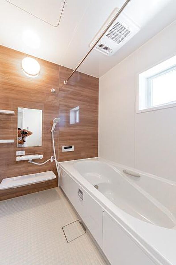 「広々バスルーム」白を基調とした清潔感のあるバスルームは是非足を延ばしてくつろいで欲しい空間。一日の疲れを癒し良質な睡眠にもつながります。