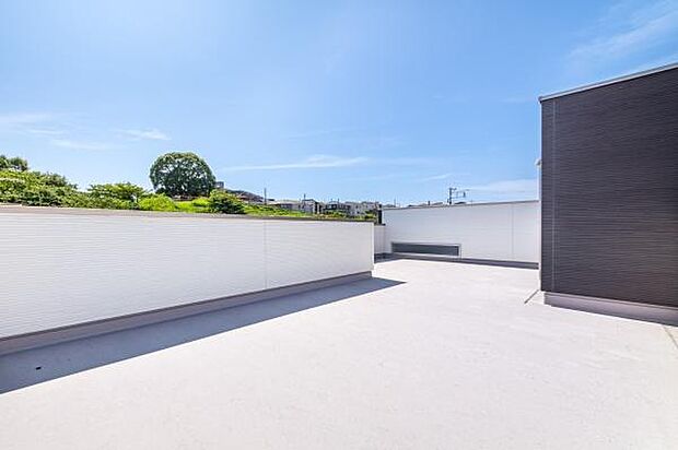 「大型ルーフバルコニー」休日は、ご家族だけのプライベートな青空カフェに。夜は星空を眺めながら、静かで豊かな時間をお過ごしください。暮らしが広がる、贅沢なアウトドア空間です。