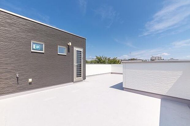 「大型スカイバルコニー」広々としたバルコニーは陽当たりはもちろん、解放感や眺望も楽しめます。碧空を満喫し心が透きとおる。癒される心地よい空間。