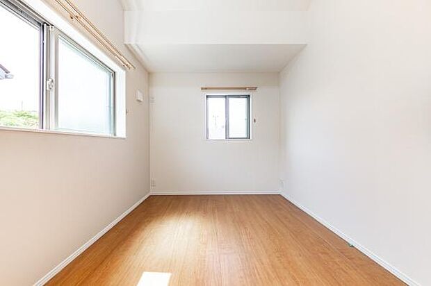 「陽の恵み」　爽やかな陽ざしを感じられる日当たりの良い洋室早起き爽やか、元気な一日に大切な陽の恵み