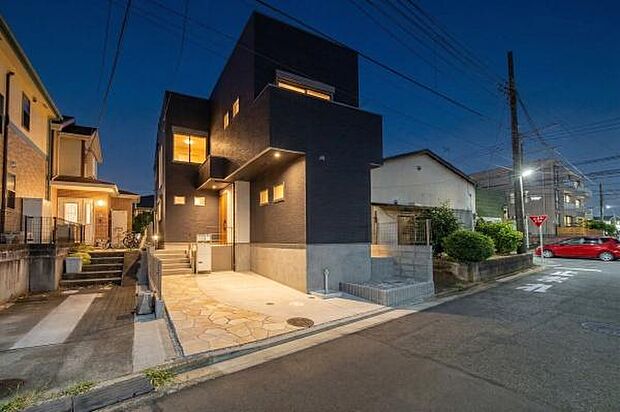 「マイホームの喜びを感じる」スタイリッシュなデザインに心満たされる憧れの家。(本画像の一部はAIによる画像処理をしているイメージ画像です。ライトアップ照明等は実際は有りません)