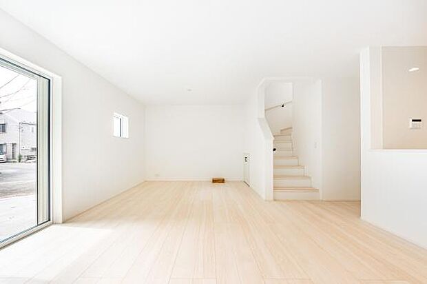 リビング＆ダイニング窓が大きく開放感と日当たりの良さが魅力のリビング空間。光と風が爽やかに抜けて爽快感を感じます。家族が集まるリビングの理想的な姿です。