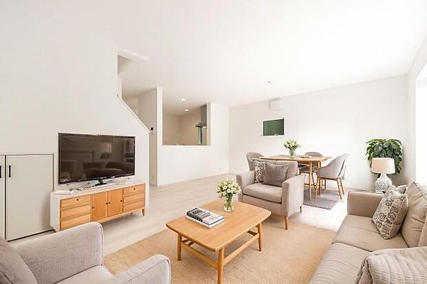 「家族が大好きなリビング」みんなが集まる広いリビング。みんなが大好きなリビングで家族団らん。みんなが集まるからこそ、一層の開放感を手にする素敵な住まい。※家具はイメージです。