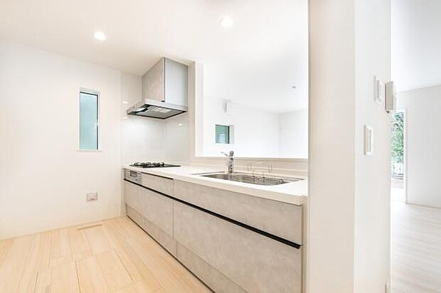 「全体を見渡せる安心感」家族の会話が弾む奥様に人気の高いカウンターキッチン、料理しながらお子様の様子の確認ができ移動しやすい広いキッチンスペースです。