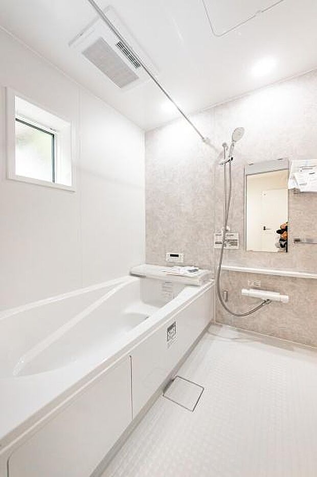 「疲れを癒す空間」広々とした雰囲気の良いバスルーム。お子様と一緒にお風呂に入る楽しみ、思い出の一ページが刻まれる大切な瞬間。