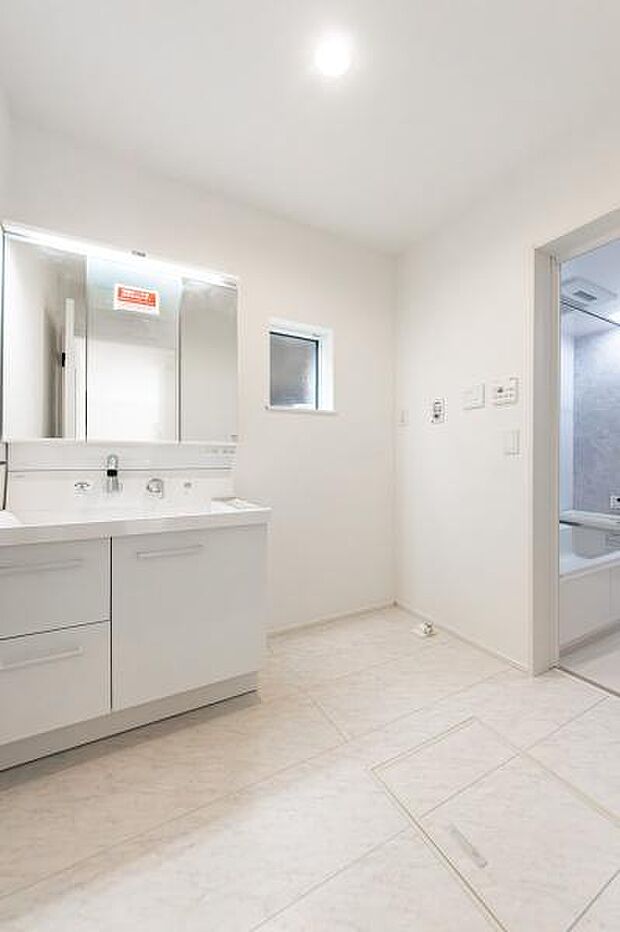 「広々洗面ルーム」1日の始まりや入浴前に入る空間だからこそ、清潔感や広さが重要になる。三面鏡、収納豊富な洗面化粧台