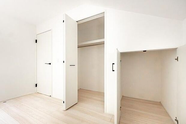「クローゼット収納」大きく収納量豊富なクローゼット。奥行も納得サイズの大型クローゼット。