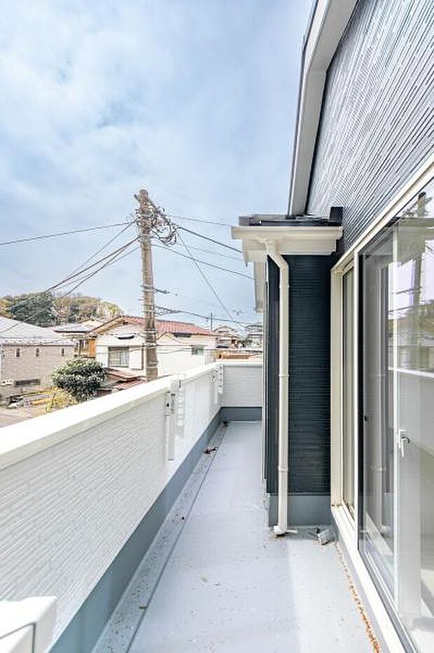 「広い使いやすいバルコニー」陽ざしがたっぷり降り注ぐ、広々としたバルコニー付き住まい。