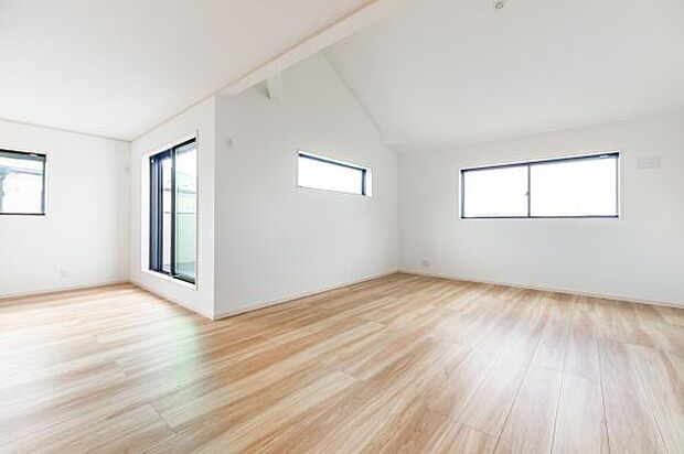 「さし込む光り」この光が家族とリビング、ダイニングを照らします。心地の良い風と採光が家族のリビングを包みます。