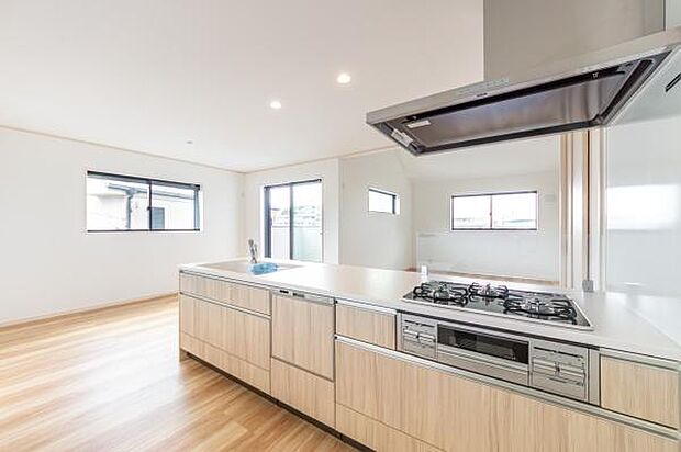 「フルオープンキッチン」カフェスタイル仕様のキッチンは家族と奥様の壁をなくし笑顔で交わすコミュニケーション。毎日の事だからオープンに拘りました。