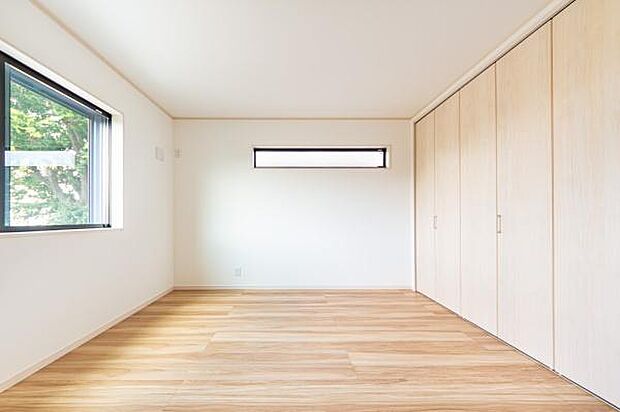 太陽の光がたっぷり差し込む明るい洋室は、家族の笑顔が集まる場所に。お子様の成長を温かく見守りながら、家族の新しい物語をここから紡いでいきませんか