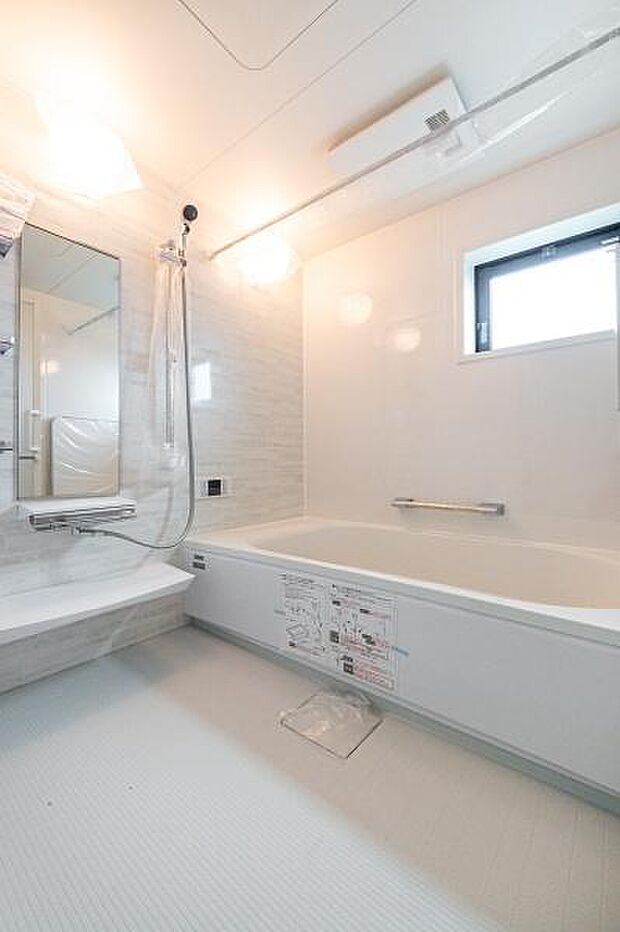 「広々バスルーム」白を基調とした清潔感のあるバスルームは是非足を延ばしてくつろいで欲しい空間。一日の疲れを癒し良質な睡眠にもつながります。