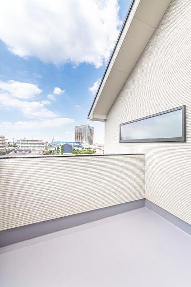 「広い使いやすいバルコニー」陽ざしがたっぷり降り注ぐ、広々としたバルコニー付き住まい。