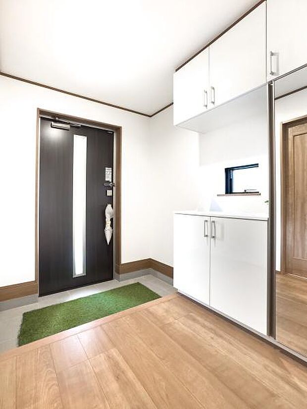 この広々とした玄関は、家族の毎日を明るく迎えます。新しい思い出を育む理想の住まいです。