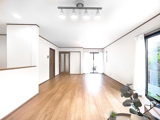 「家族が大好きなリビング」みんなが集まる広いリビング。みんなが大好きなリビングで家族団らん。みんなが集まるからこそ、一層の開放感を手にする素敵な住まい。