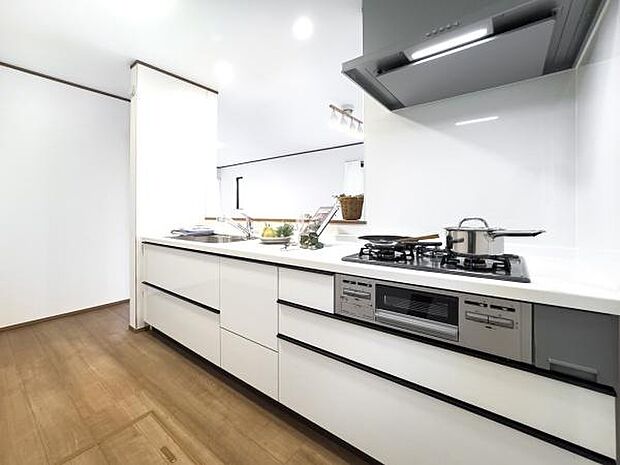 スタイリッシュな対面キッチン。リビングで遊ぶお子様を見守りながらお料理ができます。家族の会話と笑顔が自然と生まれる空間です。