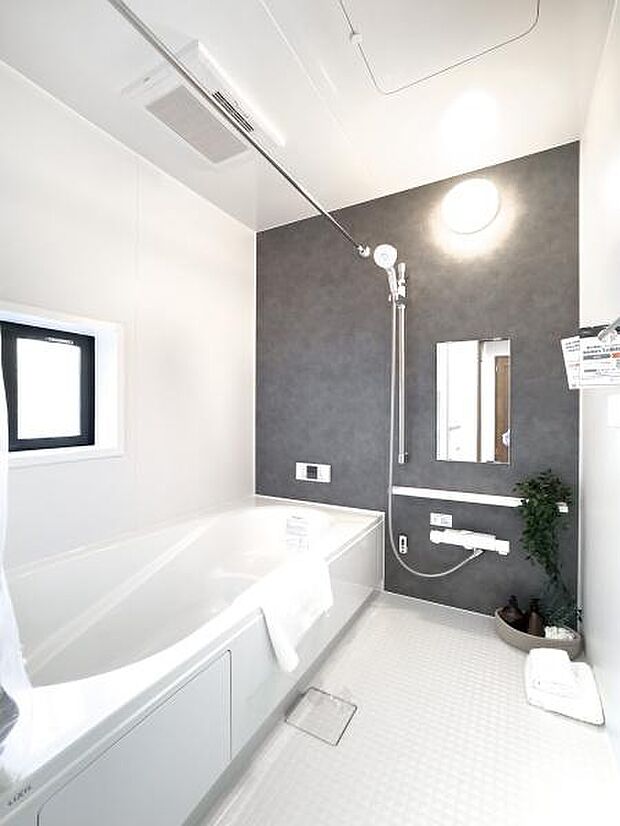 お子様と一緒に入ってもゆとりの広さ。毎日のバスタイムが楽しい家族団らんの時間になる、温かみのある空間です。