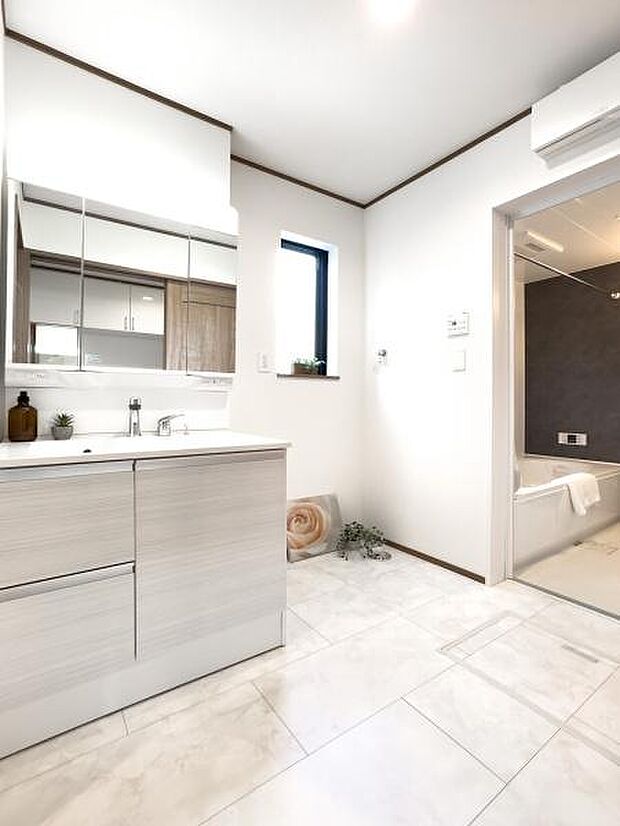 清潔感あふれる洗面室と、木のぬくもり感じるバスルーム。一日の疲れを癒す、至福のバスタイムを。