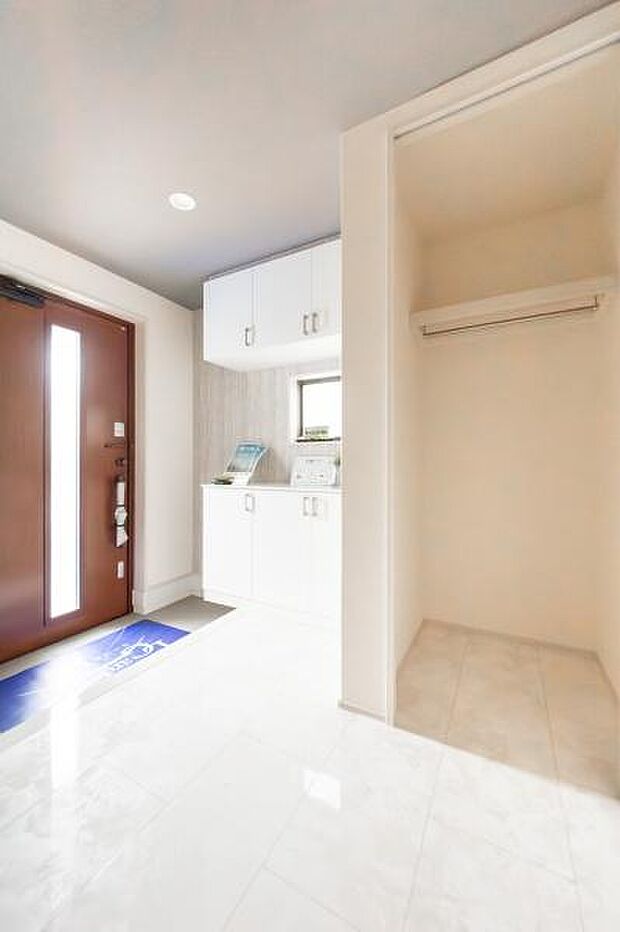 ゆとりのある玄関は、住まいの大切な第一印象。大容量収納のおかげで、いつでもスッキリした空間でゲストを迎えられます。