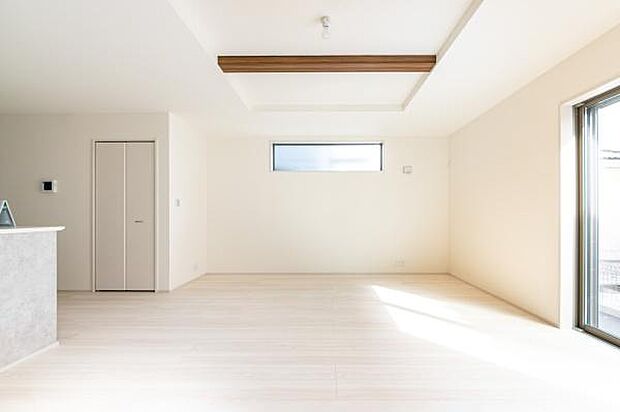 この写真だけでは伝わらない心地よい空間を、ぜひ現地でご体感ください。家族の新しい物語が、このリビングから始まります。