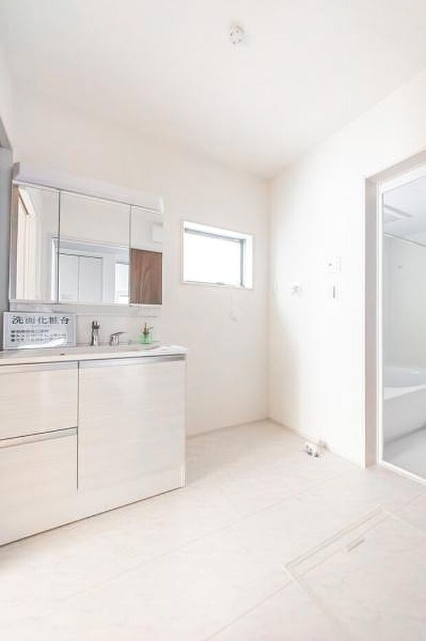 まぶしい白さが迎える朝。清潔感あふれる洗面所で、家族みんなの一日が爽やかにスタート。広めの空間で、お子様との身支度もスムーズです。