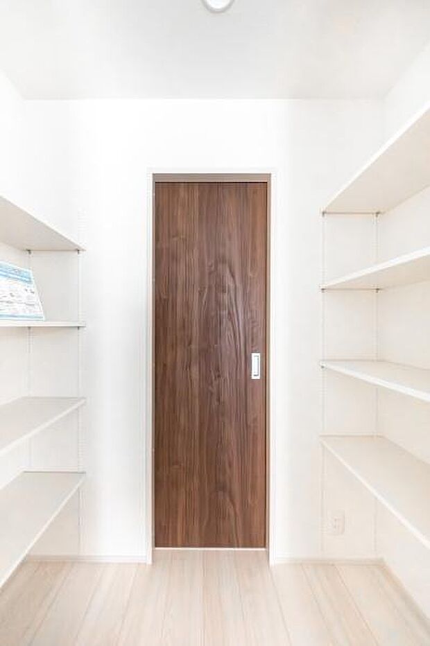 「人気のキッチンパントリー付き」お料理道具の収納に便利な広々としたキッチンパントリー。